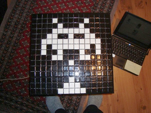 Space Invaders Tisch. Foto: Alexander Wolff